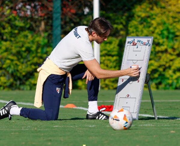 Como era Zubeldía no Barcelona? Técnico do São Paulo já treinou rival