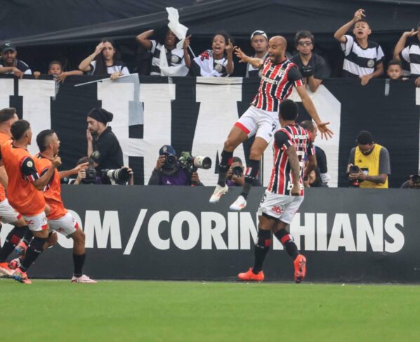 Corinthians e São Paulo empatam em clássico movimentado pelo Brasileiro